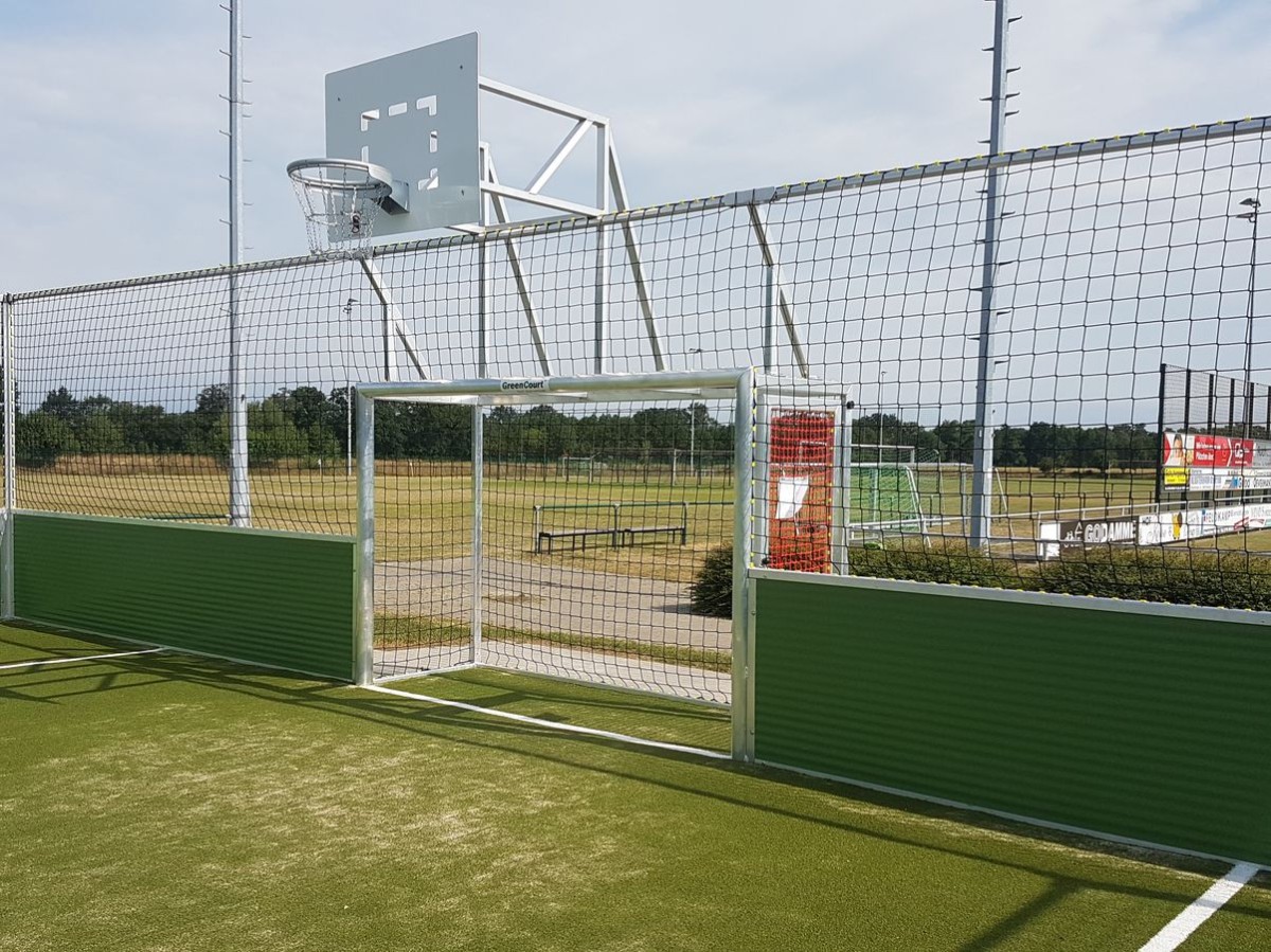 Multi Soccer Court stationär inkl. 3x2m Tore und Basketballkorb möglich